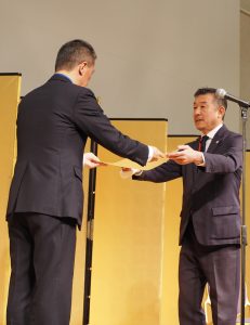 港北区民表彰では港北区、港北区連合町内会と「ホームタウン活動の協力に関する基本協定」を2016年1月に締結してから10年を経過した横浜F・マリノスがまずは対象に。一般社団法人F・マリノススポーツクラブの金澤徹哉代表理事が表彰状を受け取りました