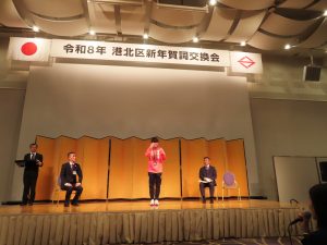 中田美緒さんは手話通訳者を通じて金メダルの喜びを報告。「先ほど拍手していただいたと思うんですけれども、私たちは耳が聞こえませんので、手をこのようにヒラヒラさせる、これが私たちの拍手です」と伝えていました