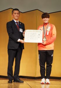 2025年11月に開催された「第25回夏季デフリンピック競技大会〜東京2025」(聴覚障害者のための世界競技大会)女子バレーボール日本代表で港北区在住の中田美緒さんも表彰状を受け取り記念撮影を行いました