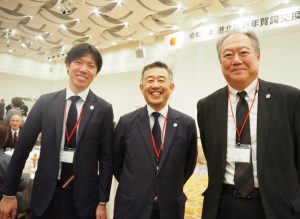 金澤さんは、協定締結当時から活躍する木村昌実さん(右)、神原一輝さんと喜びを分かち合っていました