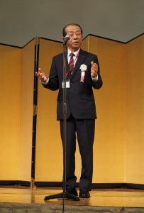 横浜市歌の斉唱の後、実行委員長で港北区連合町内会・日吉地区連合町内会の青博孝会長が年頭の挨拶。「世界をみると中国、ベネズエラ、そしてウクライナと国際情勢が厳しくなっているが、港北区の地域で活躍されている皆様がこのように集まっていただき御礼申し上げたい。少しでも地域の交流が少しでも広がり地域の発展につながるように」との想いを伝えました