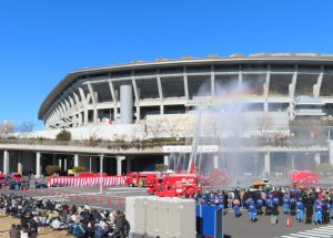 冷たい風がやや強めだったことから、クライマックス「一斉放水」の虹はやや短い長さに見えました