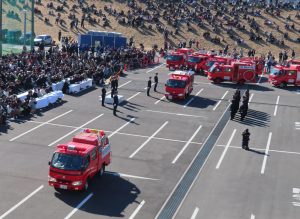消防団による車両分列行進