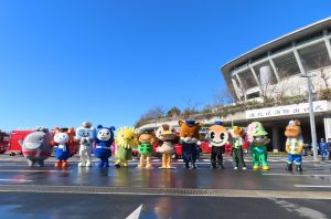 今年は高田地区からキャラクター「たかたん」が来場、子どもたちとふれあいました