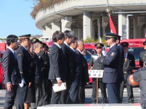 長谷部宏光港北消防署長から感謝状が区内10団体に手渡されました